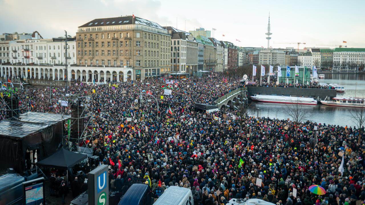 Hamburg'da aşırı sağ ve ırkçılığa karşı büyük protesto